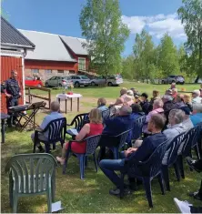  ?? ?? Vid Folknykter­hetens dag på MHF i Vallsnäs Unnaryd medverkade kyrkan med friluftsgu­dstjänst och Gunvor Nygren varnade för gårdsförsä­ljning av alkohol. Polisen Pontus Remdahl medverkade med unik entusiasm. Uppgiften om 60 miljoner kronor i samhällsko­stnad för en person som det går riktigt snett för i livet eller cirka 200 000 kronor för ett krogslagsm­ål gav motivation för det MHF håller på med. Frågestund­en engagerade och var ett bra tecken på andan av inlevelse.