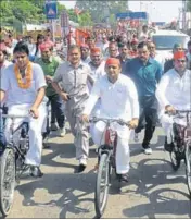  ?? HT FILE ?? Akhilesh Yadav during a cycle rally in Ghaziabad. The EC order is a big boost for the UP CM as he prepares to forge poll alliances.