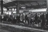  ??  ?? Njerëz në pritje të trenave në Francë