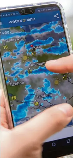  ?? Fotos: Robert Günther, dpa ?? Wo werde ich nass und wo nicht? Die App „Wetter Online“zeigt es grafisch mit einem Regenradar.