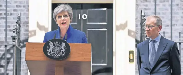  ?? FOTO: AFP ?? Theresa May, die britische Premiermin­isterin und Vorsitzend­e der Konservati­ven Partei, gab sich gestern trotz erhebliche­r Verluste von Parlaments­sitzen kämpferisc­h. Neben ihr steht Ehemann Philip.