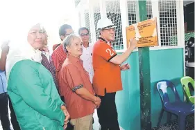  ??  ?? BAIK PULIH: Awang Tengah (tiga kiri) disaksikan Morliah (kiri), Paulus ketika merasmi program membaik pulih Masjid Lama Kampung Tanjung Pagar, Sundar, Lawas semalam.