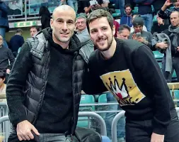  ?? Rossoblù ?? Rodrigo Palacio e Mattia Destro ieri in parterre al PalaDozza per seguire la Virtus