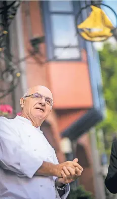  ?? RP-FOTO: ANDREAS BRETZ ?? Jean-Claude Bourgueil vor seinem Restaurant „Im Schiffchen“in Düsseldorf-Kaiserswer­th. Der Sternekoch will jetzt kürzer treten.