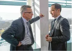  ?? Foto: Maurizio Gambarini, dpa ?? CDU Innenminis­ter Thomas de Maizière, SPD Justizmini­ster Heiko Maas (r.): Eine Maßnahme nach der anderen.