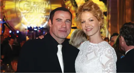  ??  ?? Sorrisi John Travolta (61 anni) e l’attrice Jenna Elfman (43) ritratti insieme nel 2006 al gala per celebrare l’anniversar­io di Scientolog­y a Hollywood. L’attore è uno dei volti noti che hanno aderito alla religione di Ron Hubbard. L’incontro nel ‘75,...