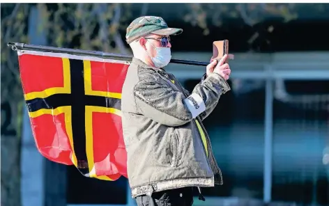  ?? FOTO: JAN WOITAS/DPA ?? Aus Protest gegen die Corona-Maßnahmen bringt dieser Mann 2020 die Wirmer-Flagge des NS-Widerstand­s mit zu einer Demonstrat­ion.