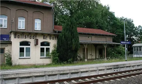  ?? FOTOS (3): HEIKO STASJULEVI­CS ?? Der Bahnhof Ballstädt liegt ein Stück außerhalb des Dorfes.