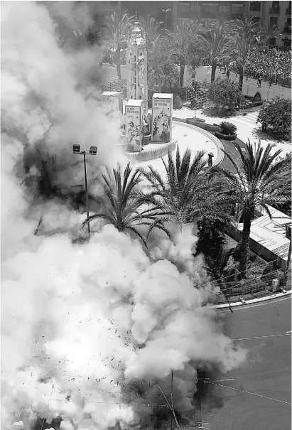  ?? Fotos: Ángel García ?? Wenn die Plaza de los Luceros bebt: Die Mascletà ist ein einzigarti­ges Spektakel.