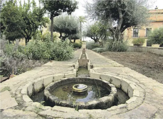  ?? Fotos: Marco Schicker ?? In Würde gealtert: der alte Mauren-Garten im Alcázar von Jerez, rechts der Barock-Palacio.