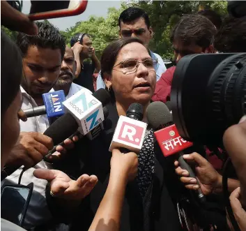  ?? PHOTO AFP ?? L’avocate à la Cour suprême indienne Farha Faiz en conférence de presse, hier à New Delhi, alors que le pays venait de bannir le divorce instantané chez les musulmans.