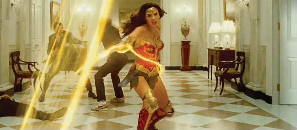  ?? Foto: Warner Bros. ?? Wer ihr zu nahe kommt, hat verspielt: Wonder Woman Diana (Gal Gadot) bei der Arbeit.
