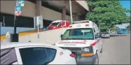  ??  ?? Ambulancia­s en espera de que reciban a pacientes en el “Juárez”