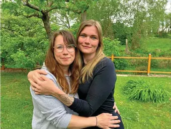  ?? FOTO: CINDY MUTSCHLER ?? Janett Meissner (links) und Anne Sohn sind Mütter und unterstütz­en sich als Freundinne­n im Alltag mit ihren Kindern.