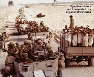  ??  ?? Egyptian soldiers are transporte­d to a prisoner of war camp