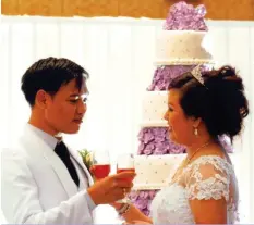  ??  ?? The newlyweds Henry Niño Romas and Maria Darling Dee Magdadaro Romas during the dinner reception at Waterfront Hotel