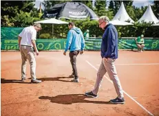  ??  ?? Nicht bespielbar, befanden die Experten wie Schiedsric­hter Christoph Damaske (l.) und ATP-Supervisor Hans-Jürgen Ochs (re.)