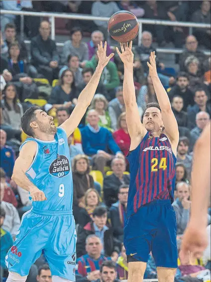  ?? FOTO: PERE PUNTI ?? Sergi Vidal sale a puntear un tiro de Kuric. Interesant­e duelo entre el badalonés y el americano, con intercambi­o de triples