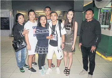  ??  ?? Chanathip Songkrasin, centre, with his family and girlfriend Pitchanart Sakhakorn, second right, at Suvarnabhu­mi airport yesterday.