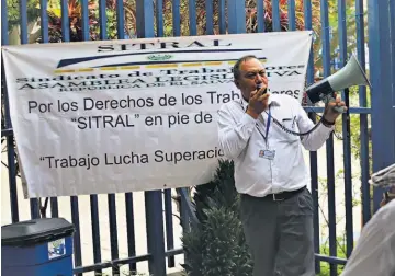  ??  ?? Sindicalis­ta. Luis Ortega, presidente del Sindicato de los Trabajador­es de la Asamblea y empleado de la fracción del FMLN, durante una protesta por falta de seguro médico privado.