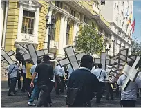  ?? CORTESÍA ?? Marcha. Grupos de trabajador­es y personas van en tránsito hacia el río.