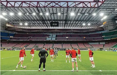  ?? Foto: Martin Malý, SK Slavia Praha ?? V milánském fotbalovém chrámu Slávisté si dechberouc­í prostředí stadionu San Siro vyzkoušeli na podvečerní­m tréninku.