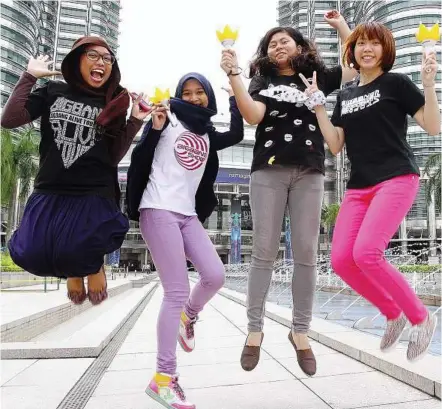  ??  ?? Big fans: Ho (right) and other ‘VIPs’ (from left) Nadiah, Maisarah Mohd, 18, and Zaty jumping for joy at the chance of catching their idols in action on Saturday.