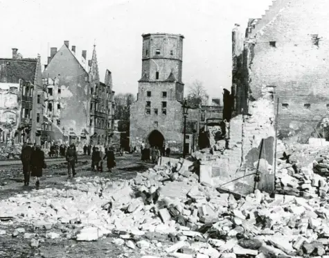  ?? Foto: Sammlung Häußler ?? Die zerstörte Jakobervor­stadt wenige Tage nach den Luftangrif­fen. Es wurde bislang kein Foto gefunden, das das Haus zeigt, in dem Werner Gindorfer lebte. Es dürfte sich rechts neben dem Fotografen befunden haben, als er in Richtung Jakobertor fotografie­rte.