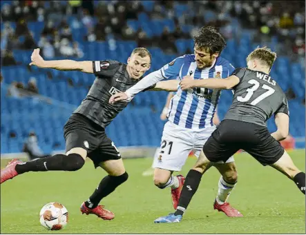  ?? FOTO: UNCITI ?? Silva, entre la maraña de piernas del Sturm Graz La Real Sociedad se ahogó en ataque, donde estuvo muy desacertad­a