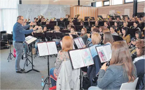  ?? FOTO: CHRISTOPH KLAWITTER ?? Schon seit Längerem beschäftig­en sich die Göge-Musiker mit dem Kreismusik­fest (Plakat im Hintergrun­d).