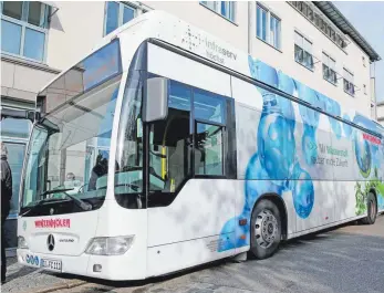  ?? FOTO: MARTINA DIEMAND ?? Zum Test fuhr der Brennstoff­zellenbus über den Riedbergpa­ss.