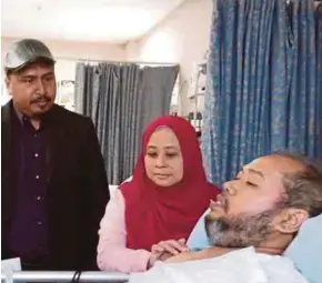 ??  ?? Mohd Nazril ditemani Zurinawati ketika menerima rawatan di sebuah hospital di Christchur­ch.