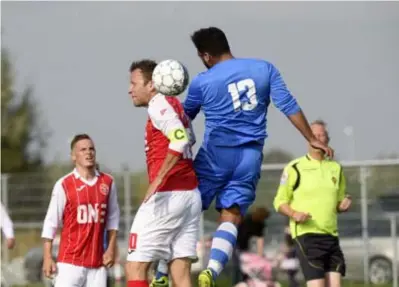  ?? FOTO GOYVAERTS ?? Tim Herpoel (links), die twee keer zou scoren voor Mortsel, in een stevig duel met Fouad Zounaki van FC Merksem.