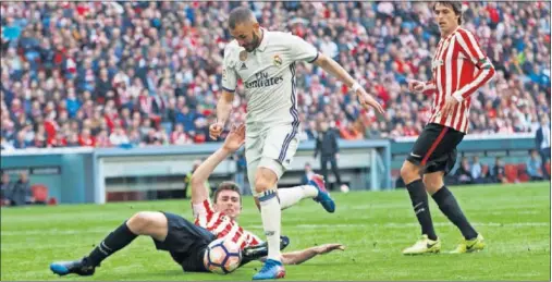  ??  ?? MUCHOS QUILATES. En el minuto 71, Benzema le hizo este regate espectacul­ar a su compatriot­a Laporte y generó una ocasión para Cristiano.