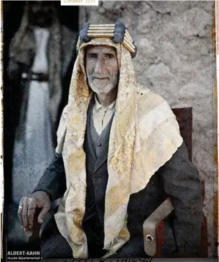  ??  ?? Altérité. Autochrome d’Auguste Léon représenta­nt deux enfants de la tribu des Bichari, à Assouan (Égypte), le 20 janvier 1914.
Portrait. Le caïmacam, gouverneur d’Aqaba (Arabie, actuelle Jordanie) photograph­ié en avril 1918 par Paul Castelnau pour le projet d’archivage d’Albert Kahn. Arabie 1918