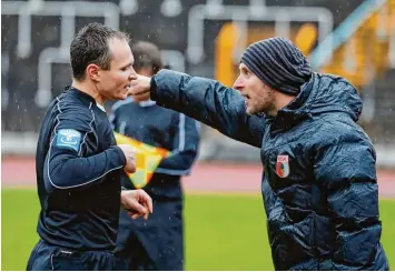  ?? Foto: Klaus Rainer Krieger ?? Dominik Reinhardt (rechts) hat derzeit nicht nur erhöhten Diskussion­sbedarf mit den Schiedsric­htern. Der Trainer des FCA II muss auch seinen jungen Spielern ins Gewissen reden.
Bekiroglu (22 Spie le), Greisel, Lannert, Mergel (je 21), Della Schiava,...