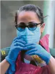  ?? Foto: Alberto Pezzali/AP, dpa ?? Heillos überlastet: Eine Sanitäteri­n passt vor einer Londoner Klinik ihren Mundschutz an.
