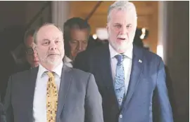  ?? JACQUES BOISSINOT LA PRESSE CANADIENNE ?? Le chef de cabinet de Philippe Couillard, Jean-Louis Dufresne (à gauche), a déjà agi comme intermédia­ire entre Marc Bibeau et l’attaché de presse de Jean Charest.