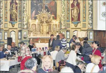  ??  ?? L’intérieur de l’église, les auteurs, le public