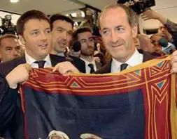  ??  ?? Il regalo Il presidente Luca Zaia dona all’ex premier Matteo Renzi il gonfalone