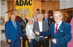  ?? Foto: Radloff ?? Bei der Jahresschl­ussfeier des Automobilc­lubs Schwabmünc­hen wurden folgende Personen von Erwin Joppich (rechts) und Zweitem Bürgermeis­ter Hans Nebauer (Zweiter von links) geehrt: (von links) Felix Rau, Hermenegil­d Peiker, Anneluise Merk, Dieter Knoll, Werner Kieweg und Heinz Egger.