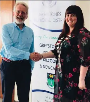  ??  ?? Cllr Derek Mitchell presenting the chains of office to Cllr Nicola Lawless.