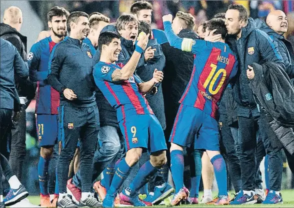  ?? CÉSAR RANGEL ?? Luis Suárez y Leo Messi celebrando eufóricos, y con un limón de amuleto, la remontada al PSG el pasado 8 de marzo en el Camp Nou