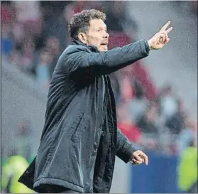  ?? FOTO: EFE ?? Diego Simeone, dando indicacion­es en el partido de ayer ante el Atlético