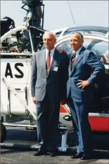  ?? EUROCOPTER ?? René Mouille, à gauche, en compagnie de Jean Boulet, pilote d’essais aux 17 records du monde, en 1995. Deux grands acteurs de l‘histoire des voilures tournantes…