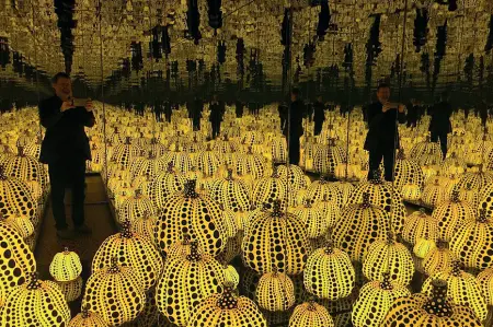  ??  ?? interattiv­a Yayoi Kusama «Infinity Mirror» portata a «Love» la mostra sull’amore al Chiostro del Bramante curata da Danilo Eccher (sotto)