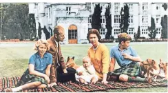  ?? FOTO: DPA ?? Familienpi­cknick mit Kindern (Charles, Anne und Andrew) und Hunden im Schlossgar­ten im Jahr 1960.