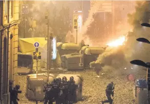  ??  ?? Policías se enfrentan a grupos ultranacio­nalistas catalanes organizado­s como guerrillas urbanas que emprenden diversos tipos de agresión en la capital de esa región española.