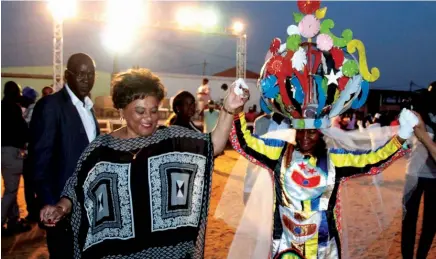  ?? NELSON MALAMBA|ANGOP ?? Ministra da Cultura avaliou o grau de preparação do grupo União Njinga Mbandi vencedor da última edição do Carnaval de Luanda