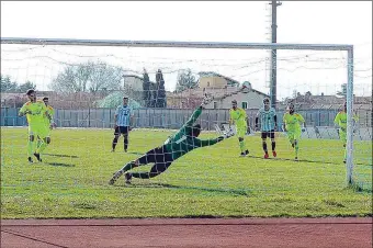  ??  ?? Il gol dell’allungo Gjinaj batte il Cascia su calcio di rigore e vede l’Eccellenza più da vicino ( foto Marco Cardinali)